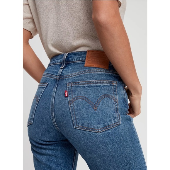Aritzia Denim - 𝅺LEVI’S | Wedgie Straight Jeans Raw Hem Medium Wash Size 27